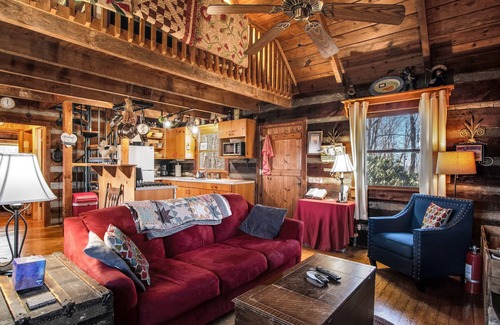 Franklin Cabin | Romantic Getaway with real wood fireplace, Hot tub, Spectacular Mountain Views