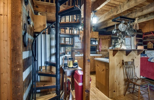 Franklin Cabin | Romantic Getaway with real wood fireplace, Hot tub, Spectacular Mountain Views