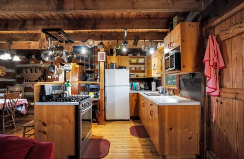 Franklin Cabin | Romantic Getaway with real wood fireplace, Hot tub, Spectacular Mountain Views