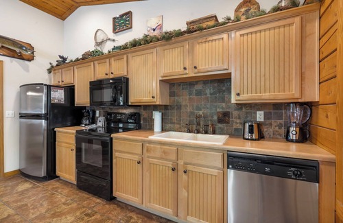 Branson Theater District Cabin | Romantic Hideaway Walk-in Cabin for Two - Fireplace & Whirlpool Tub