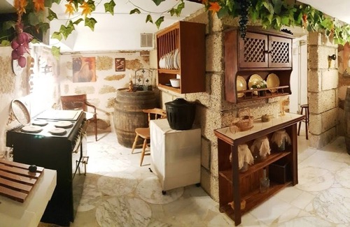 Arico Cottage | Romantic, historic country house with tropical garden