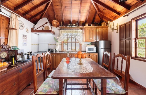 Villa de Mazo Cottage | Romantic house between gardens, with wifi and barbecue