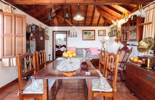 Villa de Mazo Cottage | Romantic house between gardens, with wifi and barbecue