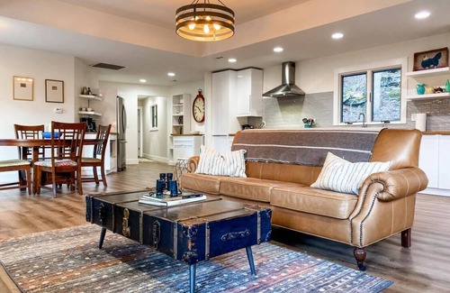 Rogers House | Romantic Lake Cottage Retreat: Relax & Rewind