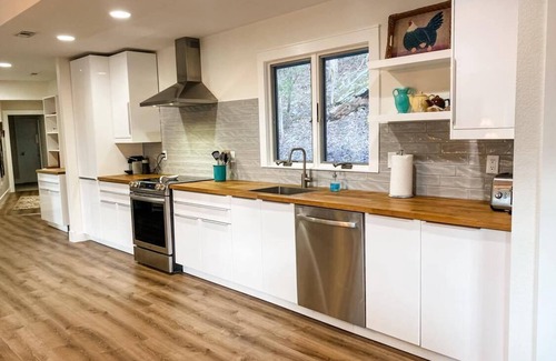 Rogers House | Romantic Lake Cottage Retreat: Relax & Rewind
