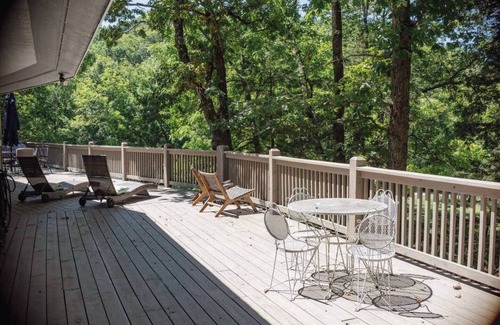 Rogers House | Romantic Lake Cottage Retreat: Relax & Rewind
