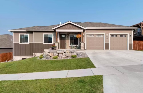 Missoula House | romantic landscape for the family