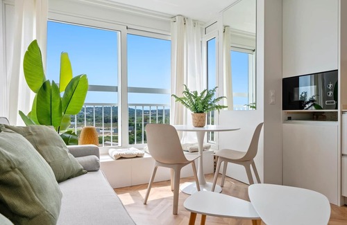 La Pineda Apartment | Romantic loft sea views 8km from Port Aventura