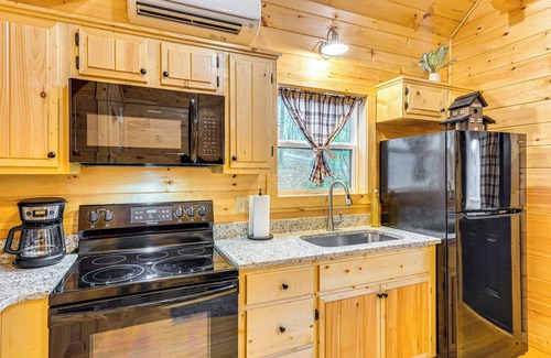 Murphy Cabin | Romantic Log Cabin in the Smokies w/Fire Pit!