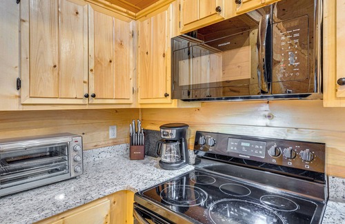 Murphy Cabin | Romantic Log Cabin in the Smokies w/Fire Pit!