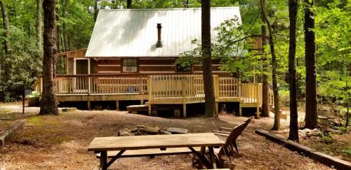 Tellico Plains House | Romantic Log Cabin with Hot Tub near Cherokee National Forest, Tennessee