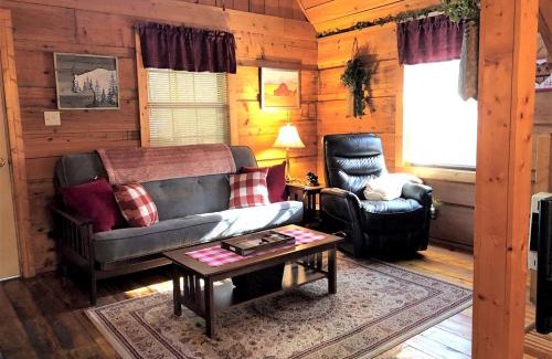 Tellico Plains House | Romantic Log Cabin with Hot Tub near Cherokee National Forest, Tennessee