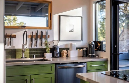 Pioneertown House | Romantic, Luxury Off-Grid Pioneertown Escape with Hot Tub · The Glass Cabin