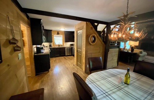 Dahlonega Cabin | Romantic Mountain Hideaway- Fire Pit/Dog Friendly/Creek!