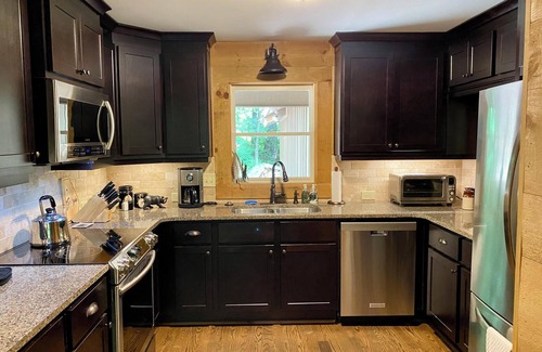 Dahlonega Cabin | Romantic Mountain Hideaway- Fire Pit/Dog Friendly/Creek!