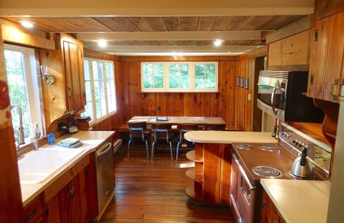 Rhododendron Cabin | Romantic Mt. Hood Streamside Retreat, Hot Tub, BBQ, Fast WiFi. Pets Welcome, Ski