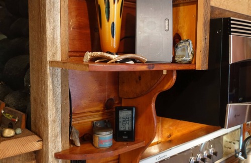 Rhododendron Cabin | Romantic Mt. Hood Streamside Retreat, Hot Tub, BBQ, Fast WiFi. Pets Welcome, Ski