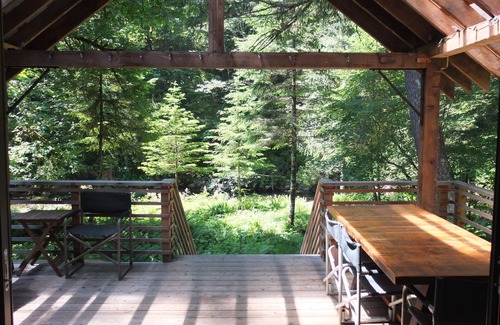 Rhododendron Cabin | Romantic Mt. Hood Streamside Retreat, Hot Tub, BBQ, Fast WiFi. Pets Welcome, Ski
