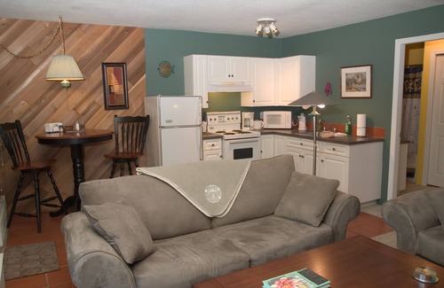 Ucluelet House | Romantic, pet-friendly waterfront suite; close to amenities, trails & beaches.