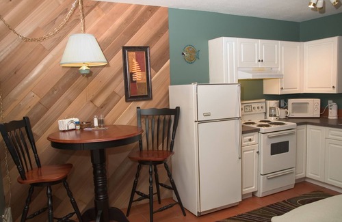 Ucluelet House | Romantic, pet-friendly waterfront suite; close to amenities, trails & beaches.