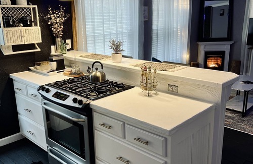 Pleasant Shade Cottage | Romantic-Relaxing Jacuzzi Bathhouse Cottage - FREE Brunch in Bed!
