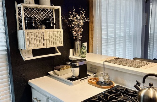 Pleasant Shade Cottage | Romantic-Relaxing Jacuzzi Bathhouse Cottage - FREE Brunch in Bed!