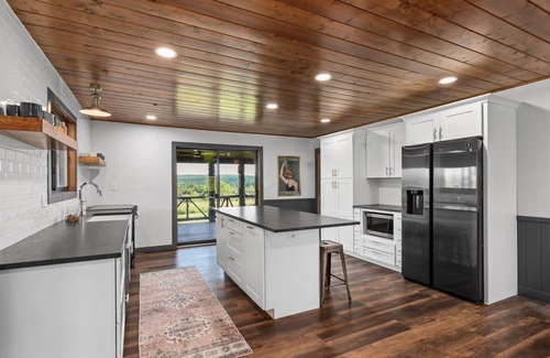 Farmington House | Romantic renovated country cabin with views