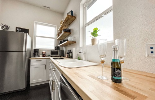 Fountain Apartment | ♥︎Romantic Retreat♥︎Boutique Apt/Hot tub/Fire Pit