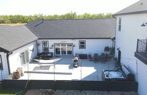 Fountain Apartment | ♥︎Romantic Retreat♥︎Boutique Apt/Hot tub/Fire Pit
