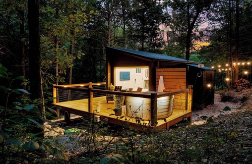 Omaha Cabin | Romantic retreat in the woods with hot tub!