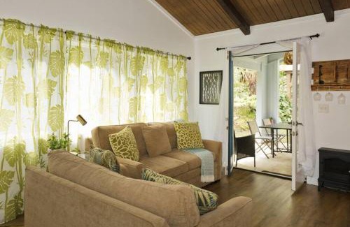 Ohia Estates House | Romantic Retreat, Relax at Hot-tub, Indoor & Outdoor shower, firepit, 5 min to Hawaii Volcano park