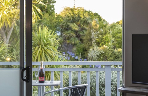 Oneroa Apartment | Romantic, Self-contained With Beautiful sea Views, Centrally Located