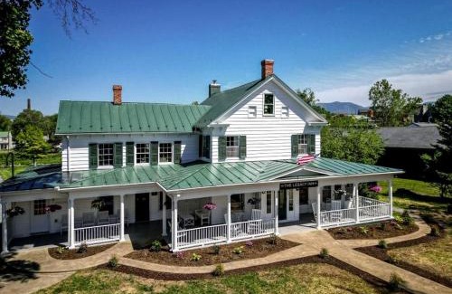 Luray House | Romantic Shenandoah Valley Stay with Mountain Views & Outdoor Spaces in Luray, VA
