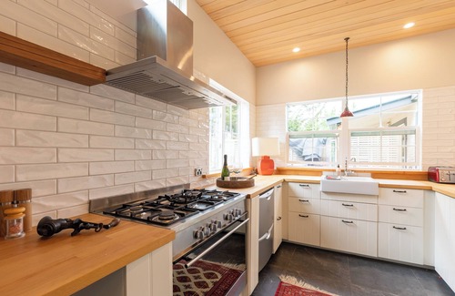 Arrow Junction Cottage | Romantic stone cottage near historic Arrowtown