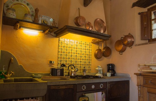 Cortona Apartment | Romantic Studio Cottage in a Medieval Hamlet