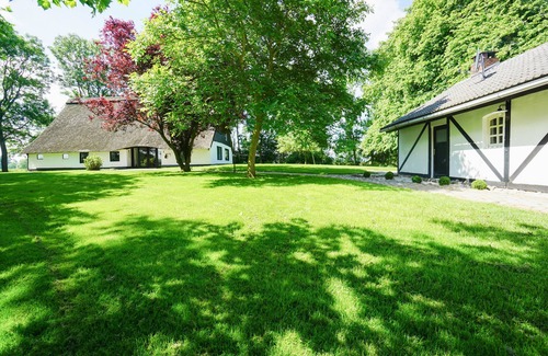 Dorum House | Romantic thatched-roof house with wellness area near the dyke