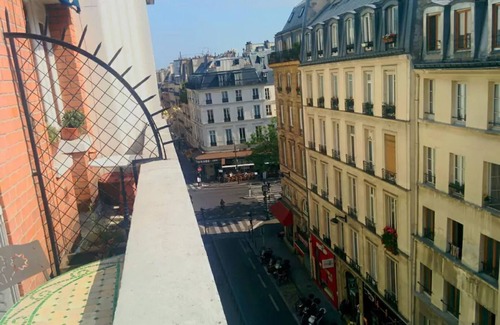 Quartier de la Porte-Saint-Denis Apartment | Romantic terrace over Hollywood Stars