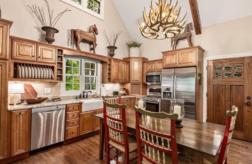 Maggie Valley Cabin | Romantic Treehouse Cabin + Private Hot Tub + Cozy Fireplace + Screened Porch