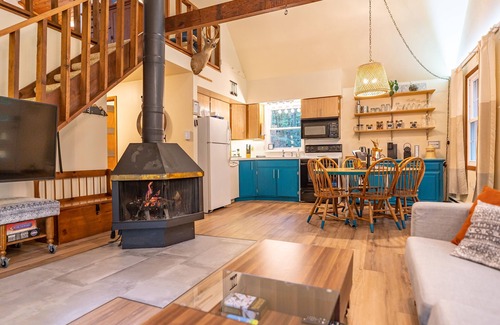 Albrightsville Cabin | Romantic vibe, fine art, good times. Parks, lakes. Optional experience packages.