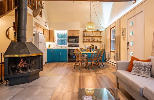 Albrightsville Cabin | Romantic vibe, fine art, good times. Parks, lakes. Optional experience packages.