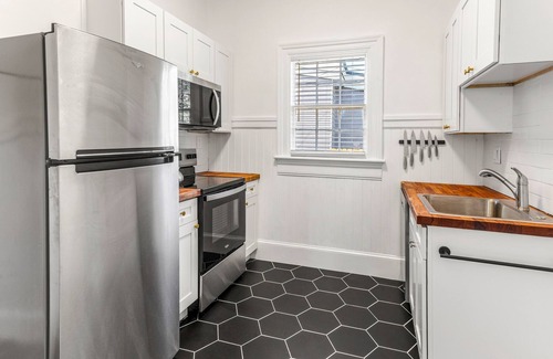 Thomas Square Apartment | Romantic Victorian Retreat Near Forsyth Park