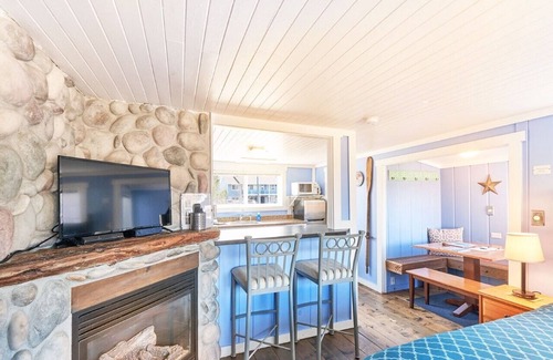 Long Beach House | Romantic, Walk to town and beach, Private (Beachside)
