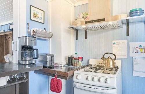 Long Beach House | Romantic, Walk to town and beach, Private (Beachside)