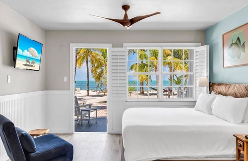 Long Key Hotel | Romantic Waterfront King: Balcony, Private Porch, Pool, Paddleboards & Beach!