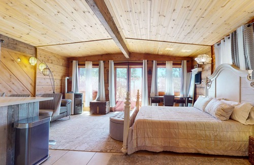 Chico Apartment | Romantic Zen Mountain Retreat with expansive views & pool access - near downtown