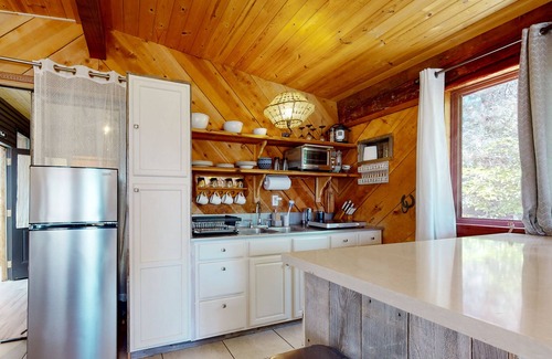 Chico Apartment | Romantic Zen Mountain Retreat with expansive views & pool access - near downtown