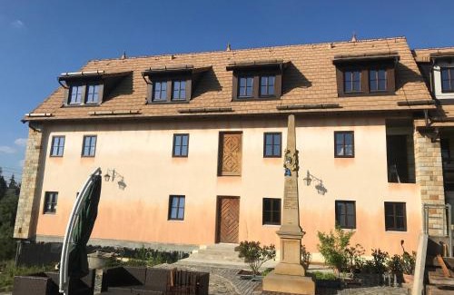 Leppersdorf Apartment | Romantische Ferienwohnung PENZLIN im Rittergut Leppersdorf