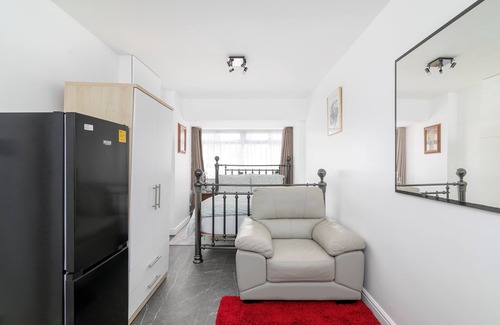 Havering House | Romford Gardens Retreat - 5 Bedroom House