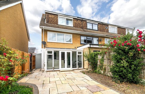 Havering House | Romford Gardens Retreat - 5 Bedroom House