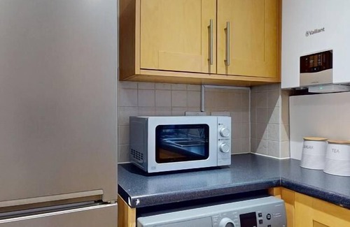 Heaton Apartment | Romford Retreat - Modern 2BR Apartment